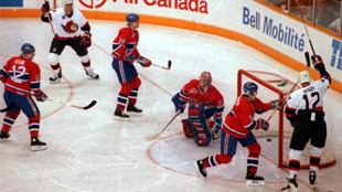 Disbanded for 53 years Ottawa’s NHL team The Ottawa Senators makes its triumphant
                                                 return to the city.